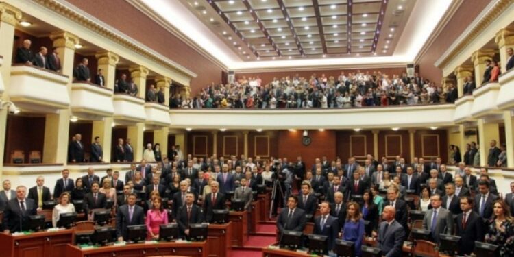 Pagat e administratës/ Ja sa do të rriten pagat e kryeministrit, ministrave dhe deputetëve