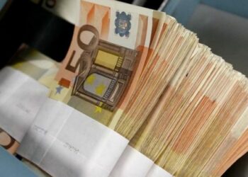 Euro e tepërt prek edhe depozitat. Në mars mbyllen në banka 6.4 miliardë euro
