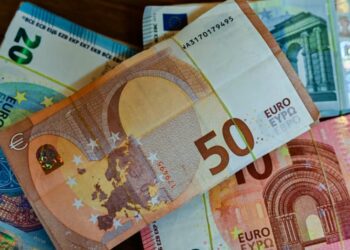 Ekspertët shpjegojnë rënien dhe ringritjen “e çuditshme” të euros