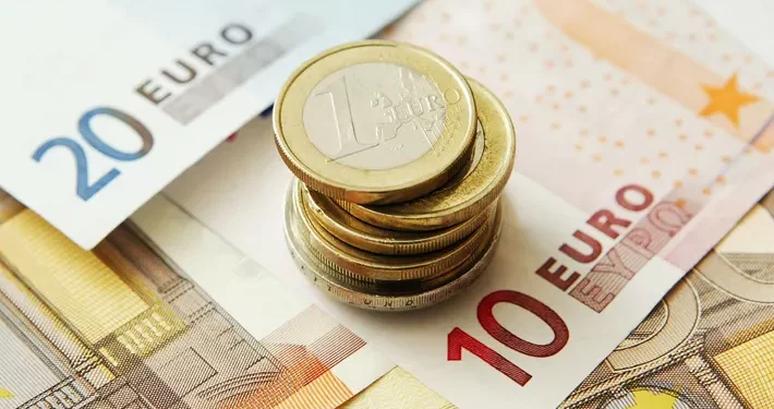 Euro i rikthehet rënies, pikëpyetjet që po shoqërojnë kursin e këmbimit pas zgjedhjeve