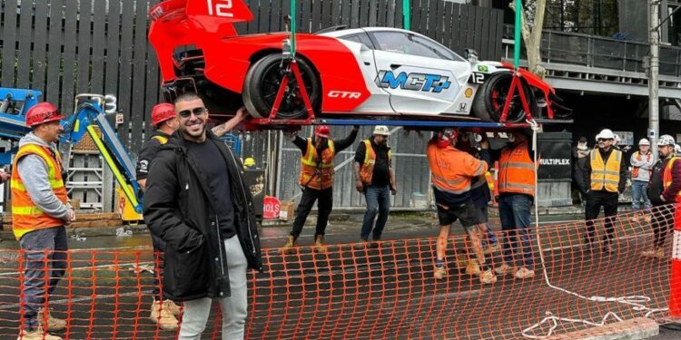 Çmenduri, miliarderi ngre supermakinën sportive deri në katin e 57