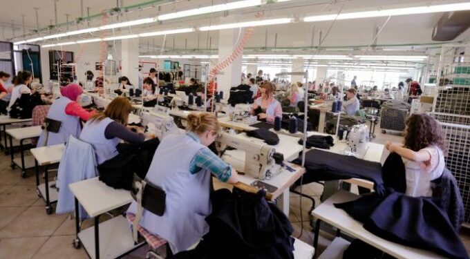 Rënia e euros/ Flasin eksportuesit për ndihmën e qeverisë: Masa afatshkurtra, por jemi në dialog afatgjatë