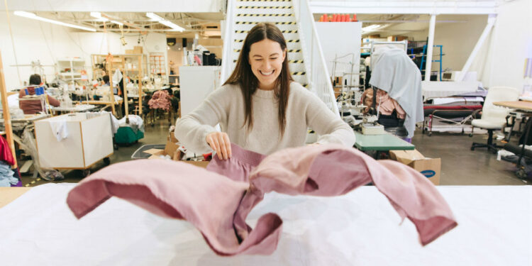 Fiksimi për t’u dukur të pasur, po ju lë të varfër