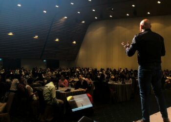 3 Ndryshime të vogla në atë që thoni do t’ju bëjnë një folës bindës