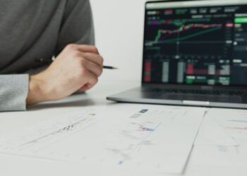 Zhvillohet më në fund tregu i kapitalit në Shqipëri, listohet oferta e parë publike