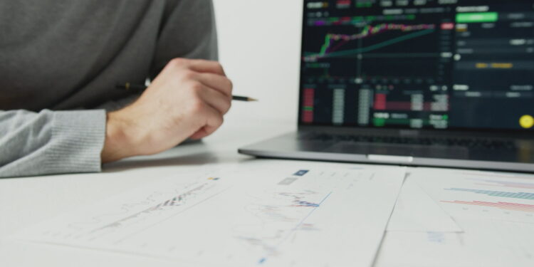 Zhvillohet më në fund tregu i kapitalit në Shqipëri, listohet oferta e parë publike