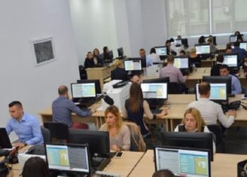 Reforma e pagave thellon pabarazinë, mësuesit, mjekët dhe infermierët rritje reale 0%, deputetët dhe ministrat deri në 90%