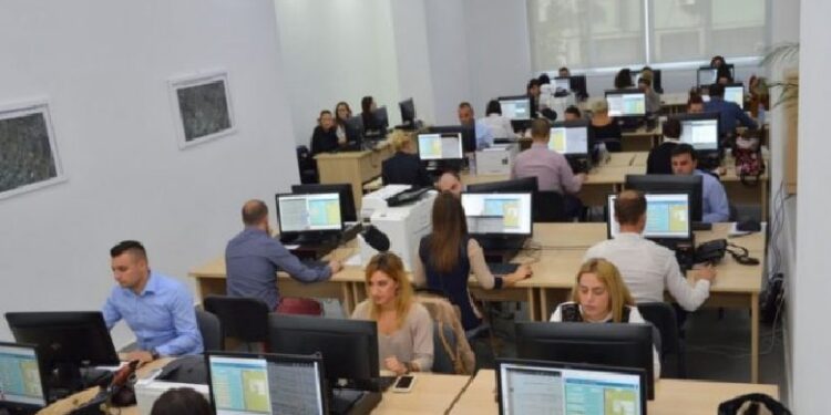 Reforma e pagave thellon pabarazinë, mësuesit, mjekët dhe infermierët rritje reale 0%, deputetët dhe ministrat deri në 90%