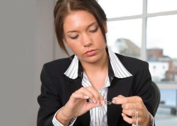 4 pyetje para se të vendosni ta ndërroni punën