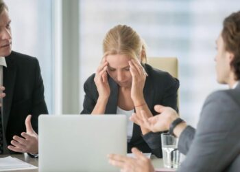 Si të qëndroni pozitiv në një ambient pune mbytës