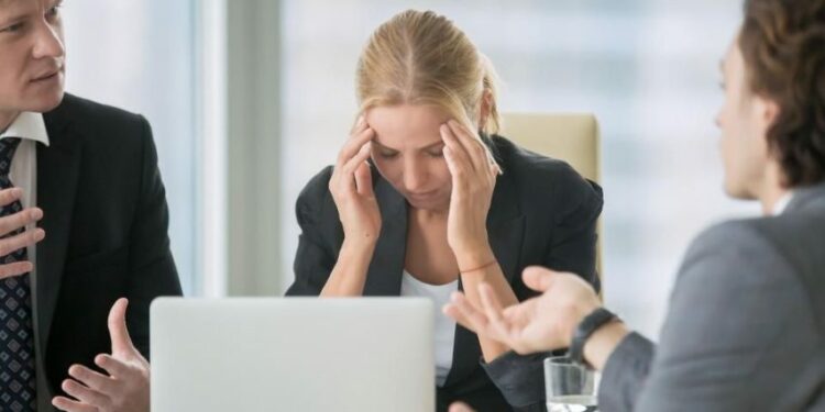 Si të qëndroni pozitiv në një ambient pune mbytës