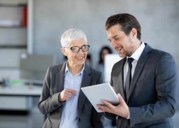 Pse nuk duhet të jeni miq me shefin tuaj