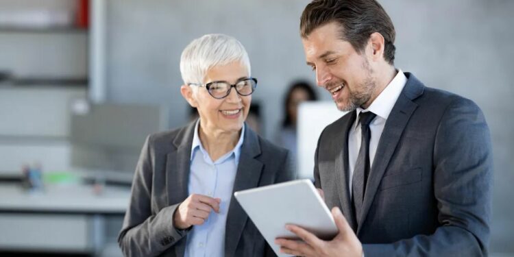 Pse nuk duhet të jeni miq me shefin tuaj