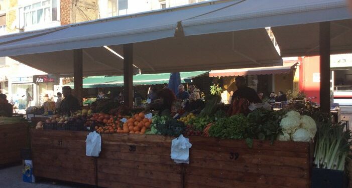 Rënia e importit të ushqimeve zbulon emigracionin e lartë dhe dobësitë në konsum