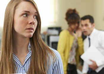 Kush bën më së shumti thashetheme në zyrë?