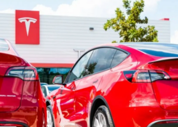 Sa janë pagat në fabrikën e Tesla-s në Evropë?