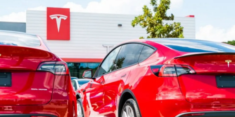 Sa janë pagat në fabrikën e Tesla-s në Evropë?