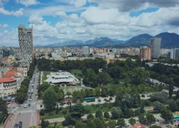 Ndjesitë e kundërta për ekonominë/ Bizneset optimistë, konsumatorët pesimistë