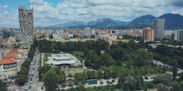 Ndjesitë e kundërta për ekonominë/ Bizneset optimistë, konsumatorët pesimistë