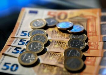 Euro e mbyll javën me rritje, kapërcen kuotën e 108 lekëve