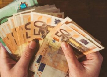 Sipërmarrësi i njohur tregon arsyet e rënies së euros