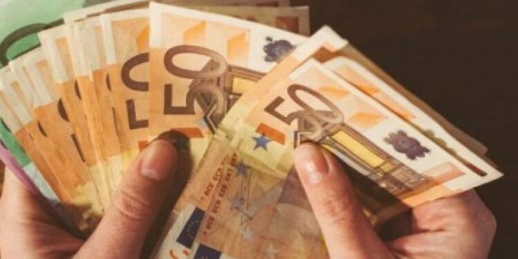 Sipërmarrësi i njohur tregon arsyet e rënies së euros