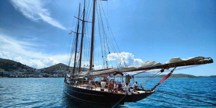 Jahti 121-vjeçar ku u realizua filmi “Agjenti 007” viziton Sarandën