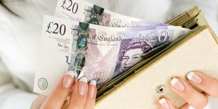 Rrini, hani e pini! Skema e përfitimeve ku paguhesh 1.600 paund për të mos bërë asgjë