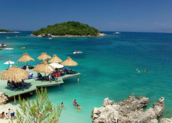 Turizmi përballë interesit të të huajve dhe problemeve me punëtorët dhe euron