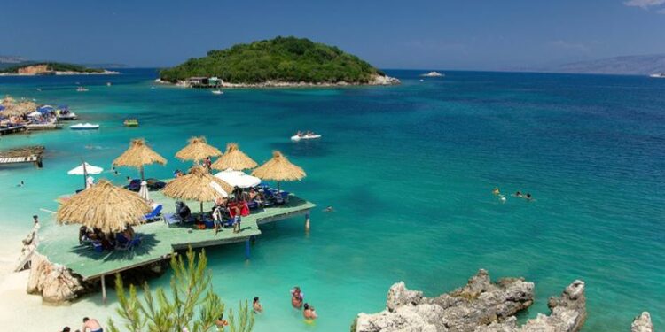 Turizmi përballë interesit të të huajve dhe problemeve me punëtorët dhe euron