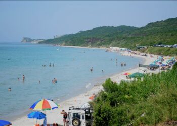 Bilanci i turizmit/ Të huajt vijnë, shqiptarët ikin