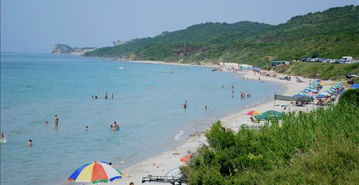Bilanci i turizmit/ Të huajt vijnë, shqiptarët ikin