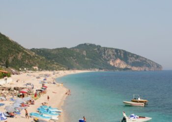 Turizmi godet nga euro/ Bizneset gjejnë zgjidhje për turistët e huaj