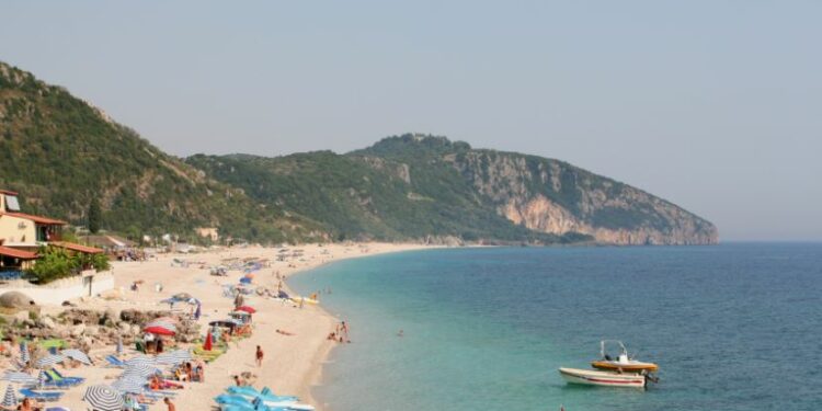 Turizmi godet nga euro/ Bizneset gjejnë zgjidhje për turistët e huaj