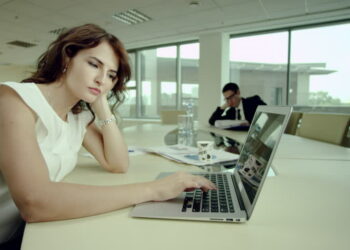 Zakonet që ju bëjnë të urreheni në vendin e punës