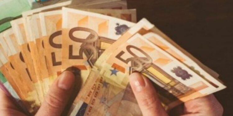 Superleku “fundos” valutat, euro me shpejtësi drejt kuotës 100 lekë