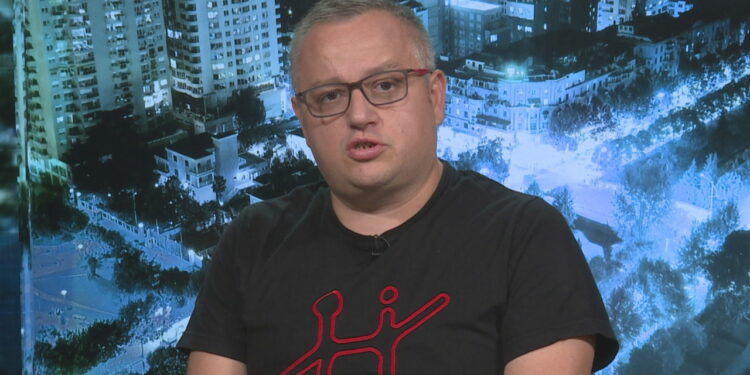 Eksperti i marketingut tregon si fitoi projektin e BE përmes Inteligjencës Artificiale