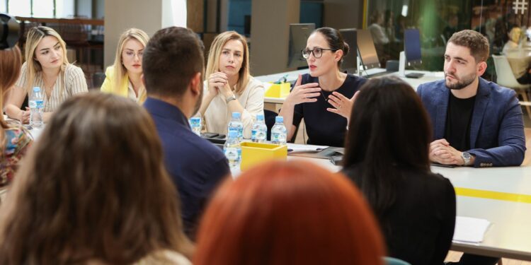 Ministrja e Financave, takim me biznese IT për punësimin e personave me aftësi të kufizuara