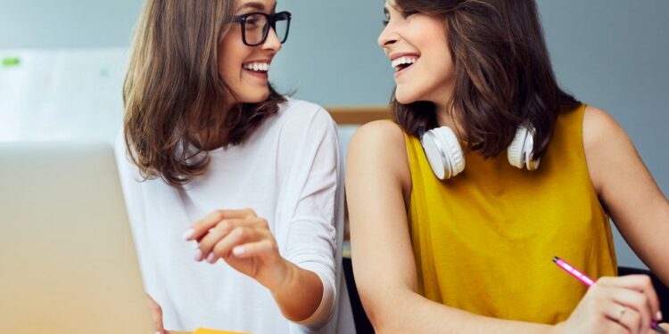 A është e rëndësishme miqësia në punë?