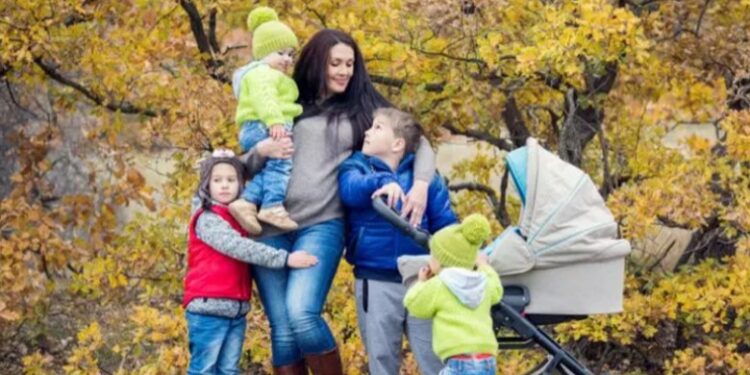 Un Women: Gratë në Shqipëri shpenzojnë 5 orë në ditë për fëmijët