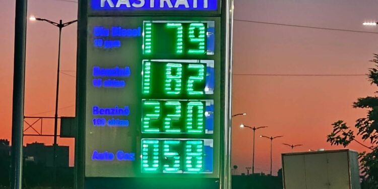 Çmimet e naftës në vend rriten me 3 lekë për litër; Dollari zbret por karburanti shtrenjtohet në bursa