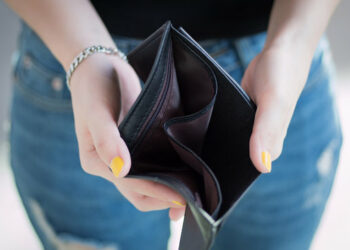 Këto 6 zakone po ju varfërojnë