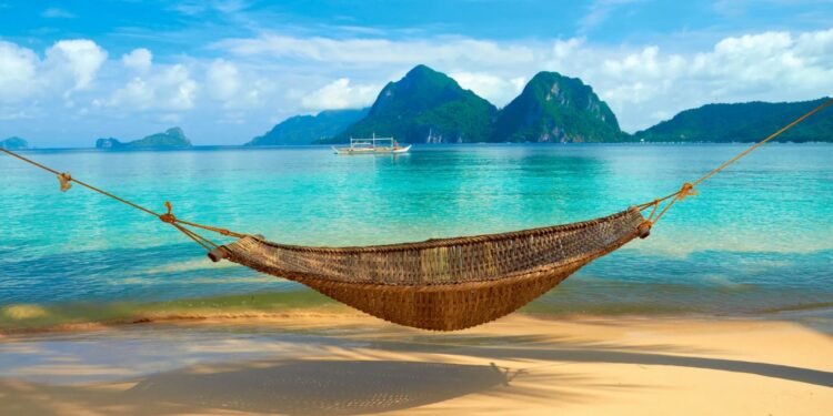 Pesë këshilla para se të shkoni me pushime