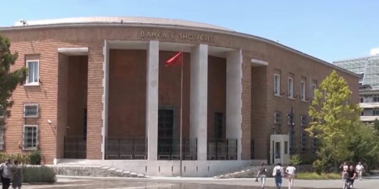 Luhatjet e kursit/ Banka e Shqipërisë ndërhyn në treg, do të blejë 80 milionë euro më shumë