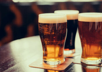 Bie me 20% prodhimi i birrës në janar-korrik; Prodhuesit vendas nisin shkurtimin e punonjësve