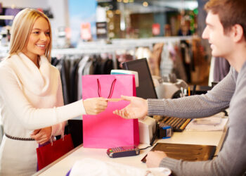 Njerëzit që i menaxhojnë mirë paratë nuk i blejnë kurrë këto 7 gjëra