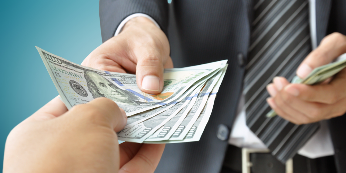 Si duhet të negocioni për të marrë pagën që meritoni?