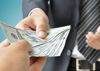 Si duhet të negocioni për të marrë pagën që meritoni?