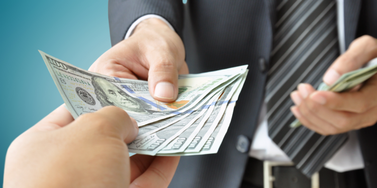 Si duhet të negocioni për të marrë pagën që meritoni?