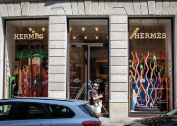 Vidhen çantat nga dyqani Hermes në Milano, një prej tyre kap vlerën e 50 mijë eurove
